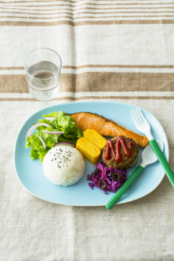 07焼き鮭おハンバーグのワンプレート_KOKUBO本「おうちごはんとおべんとう」
