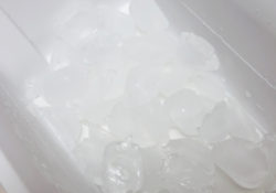 K-7082_氷クリーン（自動製氷機洗浄剤）_紀陽除虫菊_使用例_透明な氷（洗浄完了）