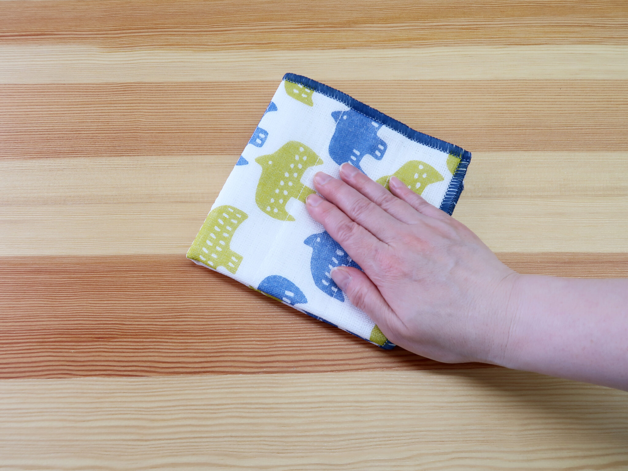 「かや織りふきん」バード、クラウドなど、自然モチーフの6柄を新発売。 レーヨン8枚重ねで吸水性 。サッと拭けて使いやすい。ナチュラルな絵柄で ...