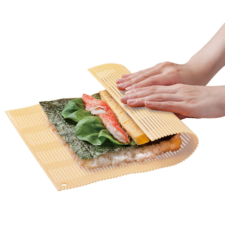 「くるまき巻きす」大・小 ベージュ新発売。ポリプロピレン製の巻きすで、海苔巻きをお手軽に。表面の凹凸加工で、ご飯がくっつきにくく、扱いやすい ...