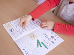 KC-319_おうちモンテ_シールブック_おかね_KOKUBO小久保工業所16